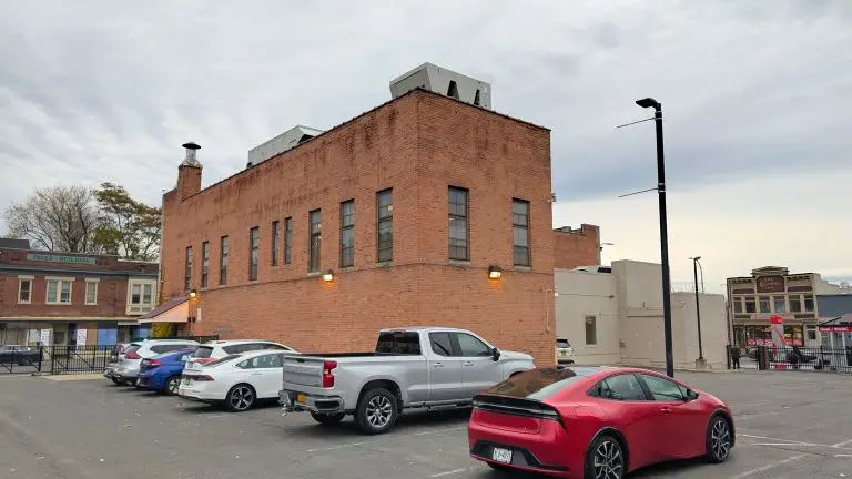 PXL_20251105_194928408